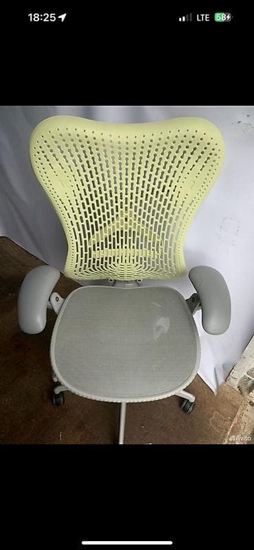 Офисные кресла: Эргономичное компьютерное кресло с сетчатой спинкой Herman Miller — 5
