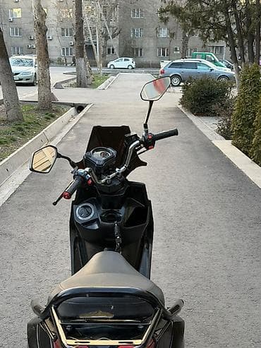 Скутеры: Скутер/максискутер черный, спортивный дизайн. Основные особенности: - — 3