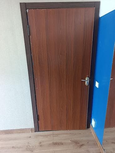Межкомнатная дверь, Б/у, Глухие, Одностворчатая, Деревянная, Распашная, цвет - Коричневый