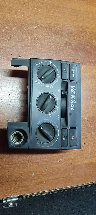 verso: Toyota Corolla Verso 2004, блок управления климат контролем — 1