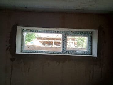 Горизонтальное окно из белого ПВХ-профиля с двумя створками, одна из