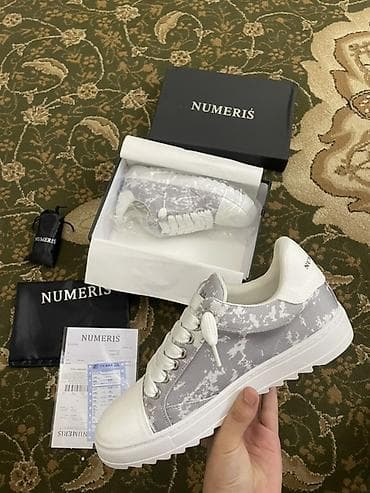 yeezy 700: Нумерисы серые, размер 44, новые не носились, в комплекте пыльник — 2