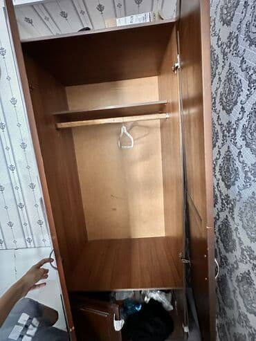 старинный шкаф для одежды: Шкаф из натурального дерева с классическим дизайном и красивой — 4