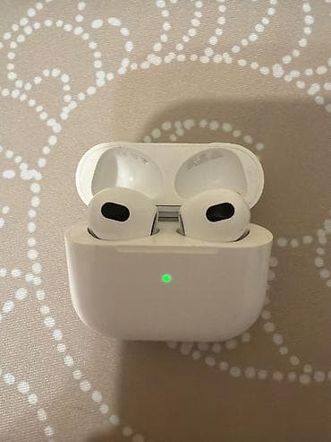 Аудиотехника: Беспроводные наушники AirPods (с кейсом зарядки ). В комплекте- — 1
