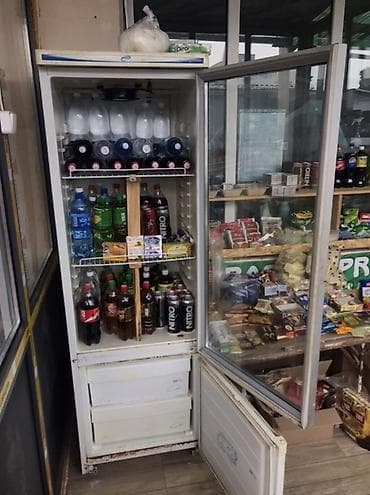 Промышленный холодильный шкаф с прозрачной распашной дверцей в городе