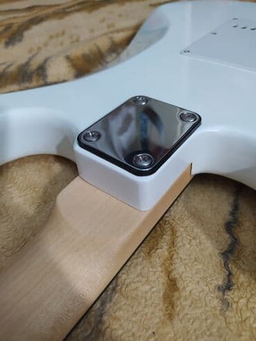 Гитары: Мощная реплика легендарного Fender Stratocaster! Белый корпус — 7