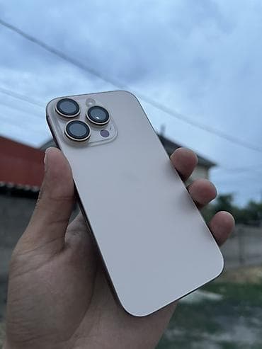 e mount: Смартфон с тройной основной камерой и светодиодной вспышкой. Корпус с — 1