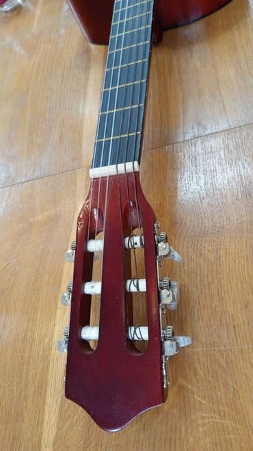 исык кол: Гитара б/у. В отличном состоянии. Струны - металл + нейлон. Район — 6