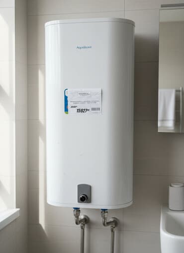 Водонагреватель Aqualuxe белого цвета. Компактный корпус овальной