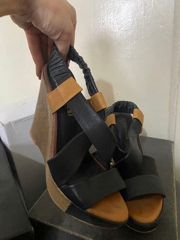 шлепка: Босоножки б/у кожа 36 размер — 1