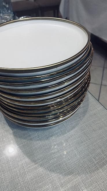 Посуда: Набор для сервировки стола Состав: - Стеклянные бутылочки-дозаторы — 4