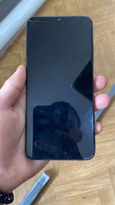 Смартфон с большим безрамочным экраном, фронтальной камерой в верхней