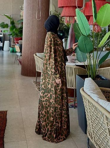 Длинная накидка-абайя с анималистичным принтом - Свободный прямой