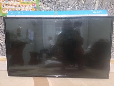 Телевизор LG, диагональ около 40–43". Тонкие рамки, черный корпус. На