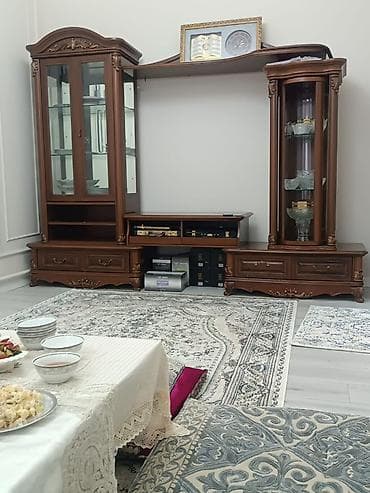 Классическая мебельная стенка для гостиной из массива/МДФ под дерево в