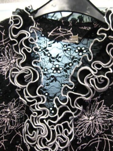 Блузка кружевная
Б/У (состояние смотри на фото)
Размер - 46-48