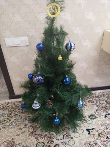 декоративные саженцы: Искусственная новогодняя ёлка с декором. - Высота ориентировочно 110 — 1