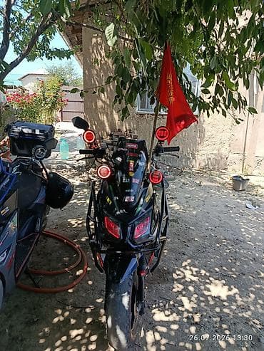 Спортивный мотоцикл/скутер класса street с агрессивным дизайном и — 1