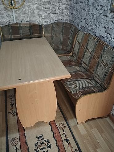 table study: Кухонный уголок с обеденным столом. размер уголка 160х 130.стол — 1