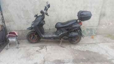 Скутер/максискутер черного цвета. Характеристики и особенности по