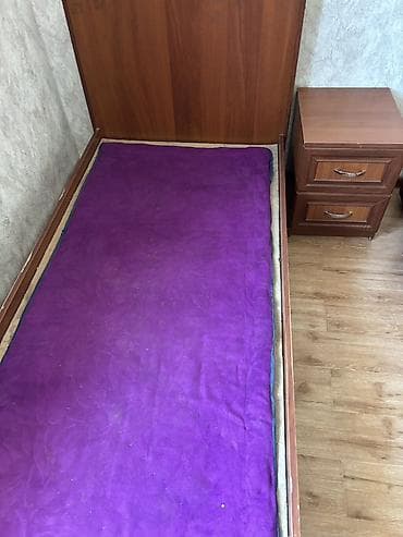 Односпальная кровать с прикроватной тумбой. Б/у в наличии 3 шт - — 1