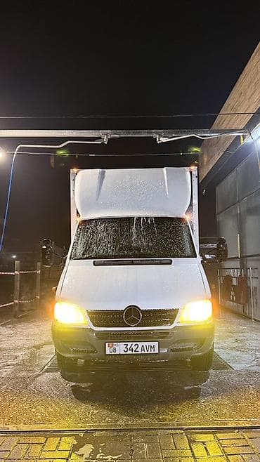 замки на дверь: Грузоперевозки на Mercedes-Benz фургоне с гидробортом - Тип кузова — 3