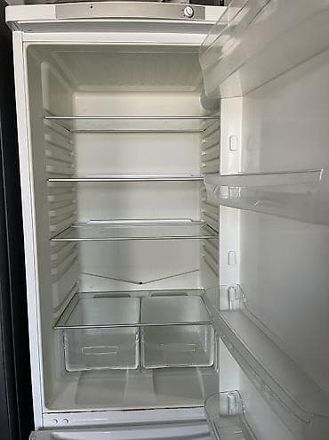 моторчик холодильника: Холодильник двухкамерный, белый, с нижней морозильной камерой. Высота — 5