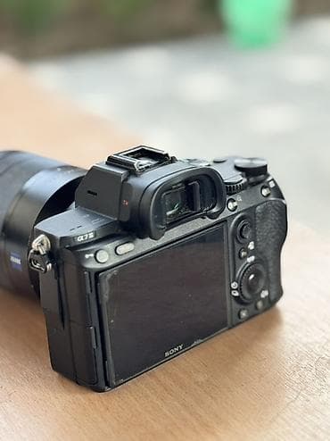 камера видио: Полнокадровая беззеркальная камера Sony α7 III с объективом Zeiss — 1
