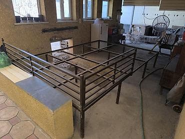 Продам топчан 2.40#3.50 из уголка 5мм и трубоквадрата, деревянные