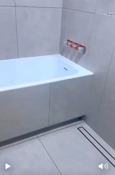 Встраиваемая прямоугольная ванна с экраном из плиточных панелей -