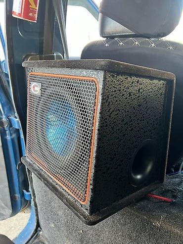 Автомобильный сабвуфер JVC в черном корпусе с текстурированной