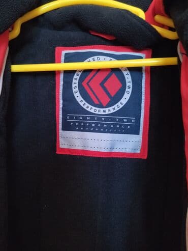 красный пиджак: Куртка на мальчика или девочку, 8-11 лет, рост 135 примерно. В — 5