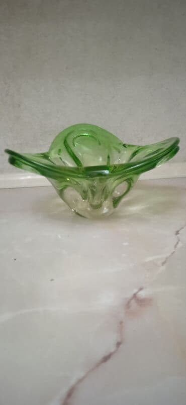 стеклянные вазы для декора: Чешское стекло советских времён. Ваза, конфетница красивого зелёного — 5