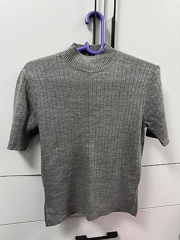 Серый трикотажный джемпер с коротким рукавом. - Фактура: вертикальная