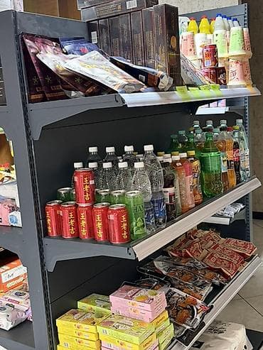 Азиатские продукты и товары для дома — ассортимент на полках - — 1