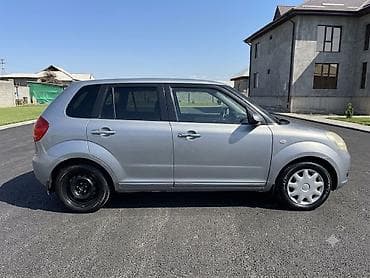 круглый: Mazda Verisa: 2004 г., 1.5 л, Бензин, Хэтчбэк — 1