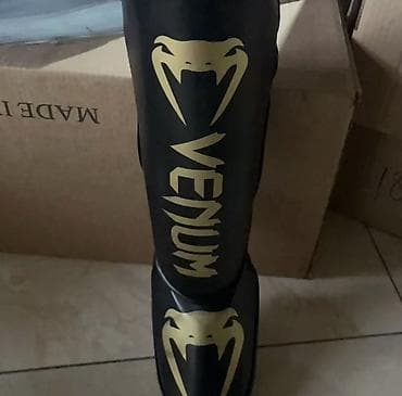 бокс перчатки цена: Накладки на голень и стопу Venum (черные с золотым логотипом) Размер — 1