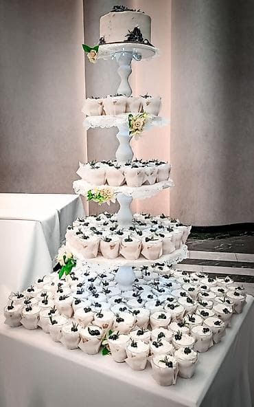 intel core i7: Торжественная трайфл-пирамида с верхним тортом для жениха и невесты — 1