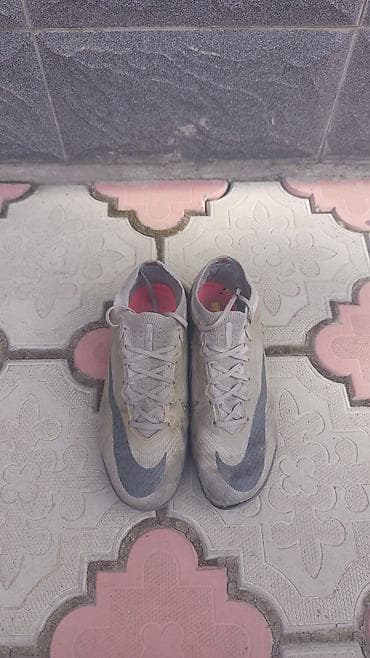 Легкие футбольные бутсы/сороконожки Nike (модель серии Mercurial) для