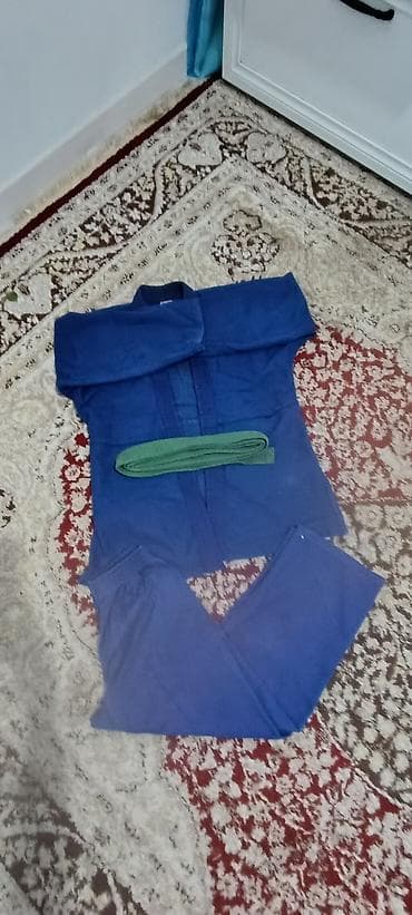 спортивный костюмы: Пояз 100 сом Состав набора: - куртка из плотной ткани с усиленными — 1