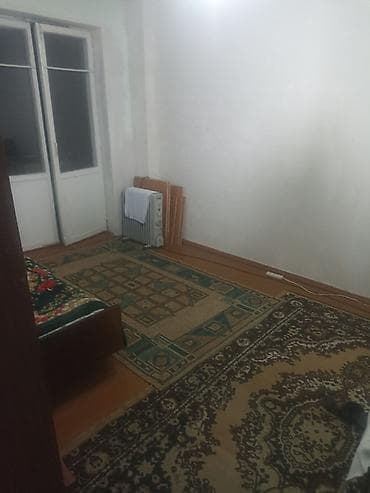 комната отдыха: Сдаётся комната с выходом балкон. Внутри диван и шкаф . Окно и — 1