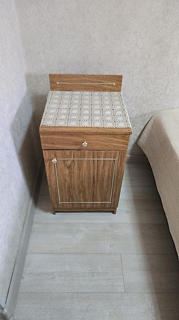 шкаф бу: Шифоньер 2,35 x 1,30
Кровать 2x1,6
Тумбочка — 4