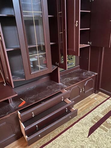 Балдар эмереги: Зал үчүн гарнитур, Колдонулган, Журнал үстөлү, Отургуч, Шкаф, Жыгач, Өзү алып кетүү, Акылуу жеткирүү — 3