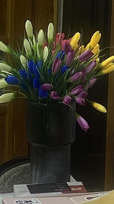 bubble tea: Букет декоративных тюльпанов в высокой ребристой вазе - Яркая — 1