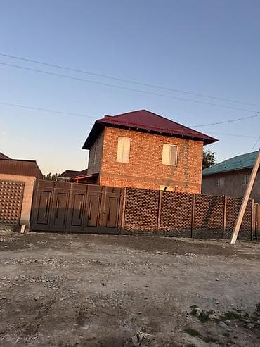 Дома: Продаётся двухэтажный кирпичный дом с участком и высоким забором по — 10
