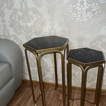 stol: Столик Набор из двух декоративных столиков в современном стиле. - — 2