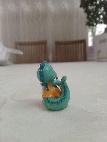 для обувь: Фигурка динозаврика в комбинезоне. - Материал: пластик/ПВХ — 4