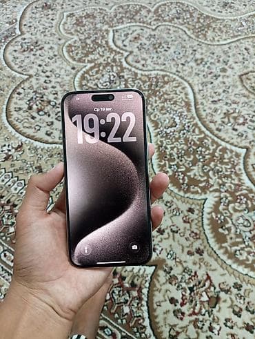 apple zone: Смартфон Apple iPhone Pro в светлом серо-серебристом цвете. На фото — 2