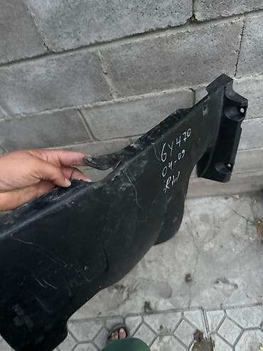 Lexus GX 470-й Крышка двигателя черного цвета, предназначенная для