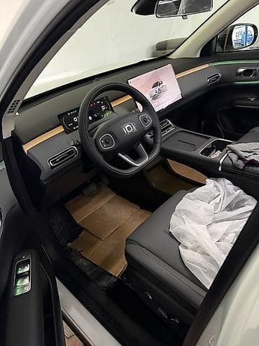 Электрический кроссовер белого цвета с современным дизайном — 5